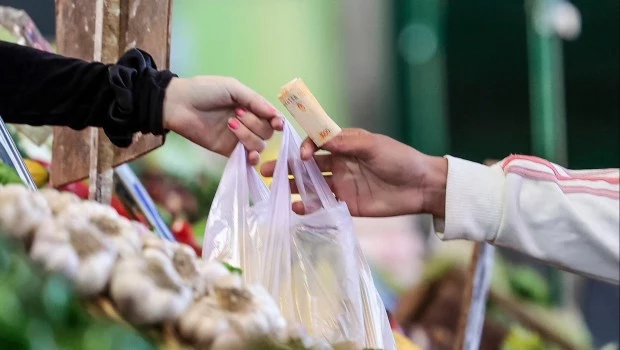 Una nueva moneda reduciría la inflación y la pobreza