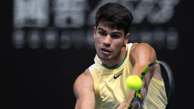 Alcaraz apabulló al chino Juncheng y está en octavos de final en Australia