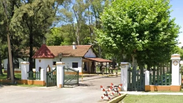 Dos delincuentes roban un camión de mudanzas y toman cautivo al chofer