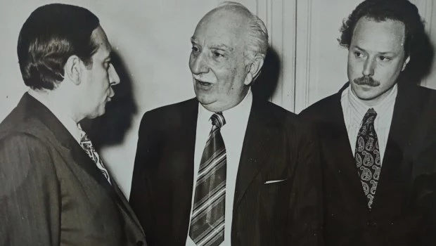 9 de enero de 1974. Dirigentes del Partido Instransigente durante la reunión efectuada en la Sala de Políticos con el secretario general de la Presidencia y altos funcionarios del Gobierno. Crédito: Archivo La Prensa