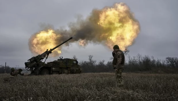 Soldados ucranianos disparan un obús autopropulsado Caesar de fabricación francesa hacia posiciones rusas cerca de Avdiivka, región de Donetsk, Ucrania.