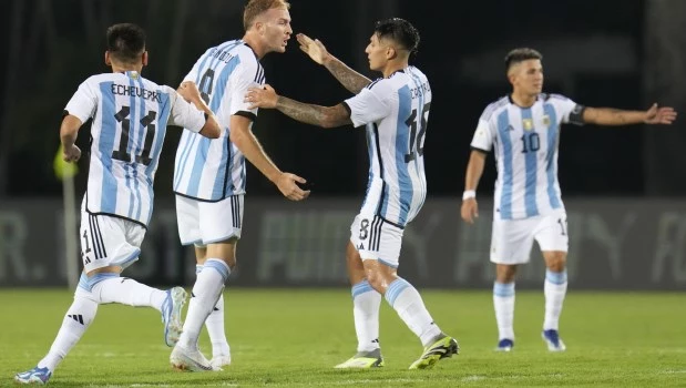 Luciano Gondou (segundo desde la izquierda), ya empató el partido, para darle un respiro al Sub- 23.