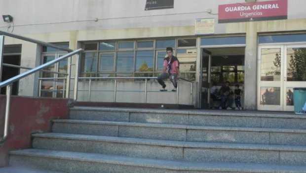 El policía fue trasladado de urgencia al hospital Churruca.