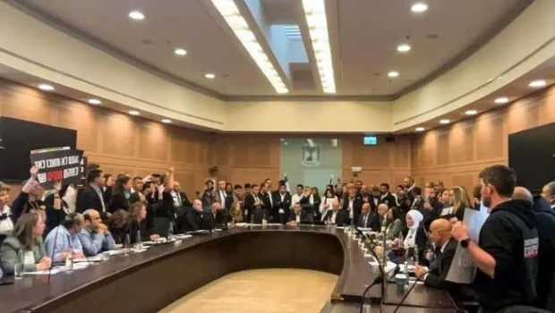 Una reunión de la Comisión de Finanzas del Parlamento de Israel fue interrumpida este lunes por familiares de rehenes retenidos en Gaza.