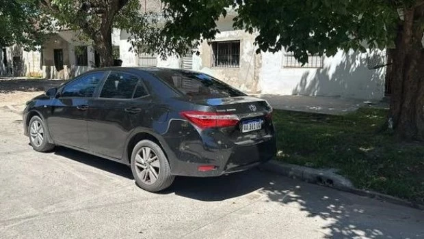 El vehículo en el que se movilizaban los asesinos de Umma, es un Toyota Corolla que luego dejaron abandonado.