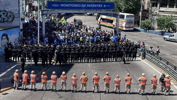 Prefectura cortó el tránsito en el Puente Pueyrredón ante la presencia de manifestantes