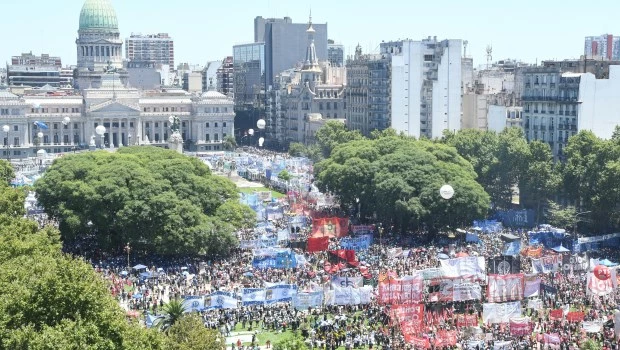 Multitudinaria marcha al Congreso en el primer paro contra el gobierno de Milei