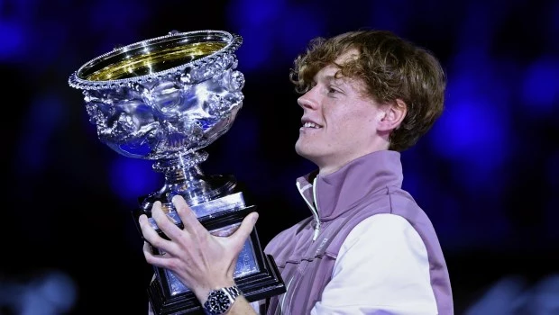 El italiano Sinner remonta ante Medvedev y logra su primer título de Grand Slam en Australia