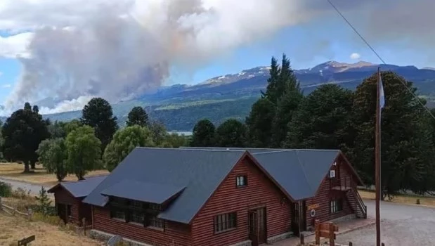 Por el humo no pueden combatir el incendio con medios aéreos en el Parque Nacional Los Alerces