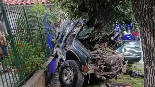 Mueren tres delincuentes al chocar con un árbol en Quilmes cuando huían en una camioneta robada