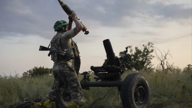 Un militar ucraniano de la 3.ª Brigada de Asalto dispara un mortero de 122 mm hacia posiciones rusas en la línea del frente, cerca de Bakhmut, región de Donetsk, Ucrania.