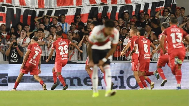 Santiago Montiel festeja el gol del empate de Argentinos Juniors, que enfrento a River en su debut por la Copa de la Liga, en el primer partido de la zona A, que es controlado por Darío Herrera en el Más Monumental.