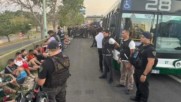 Hubo 30 detenidos y más de 25 heridos. Se secuestraron palos, piedras, cuchillos y otras armas blancas.