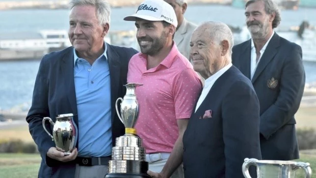 Andrés Schönbaum (h), ganador del torneo, junto a su padre, presidente de la Asociación Argentina de Golf, y Florencio Aldrey, director del diario La Prensa.