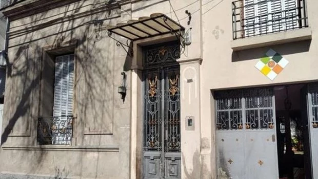 sucedió en una casa ubicada en la calle Maipú al 3100 donde los dueños denunciaron la explosión de una molotov en la puerta de la vivienda, además de la aparición de una nota contra Pullaro.