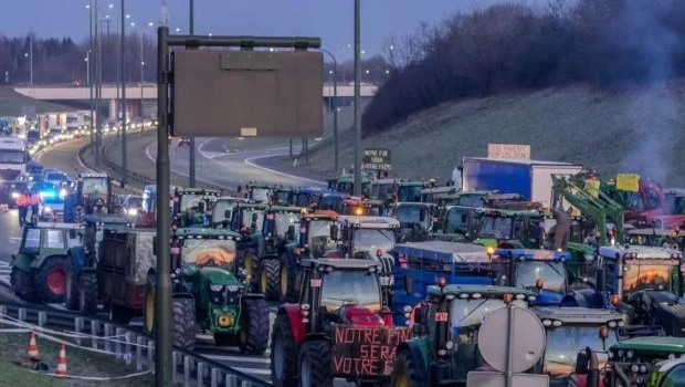 El campo estalló en Europa: bloqueos de tractores en grandes ciudades