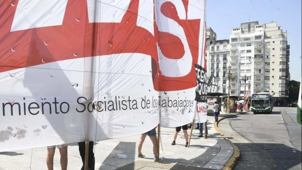 Organizaciones sociales se concentran en Congreso contra la ley "Bases" frente a un amplio operativo