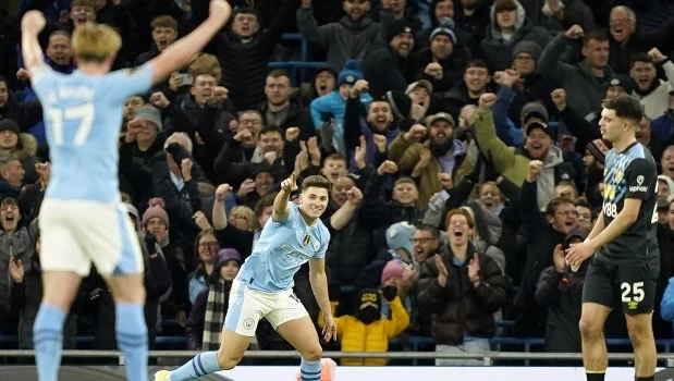 Doblete de Julián Alvarez en la victoria del Manchester CIty