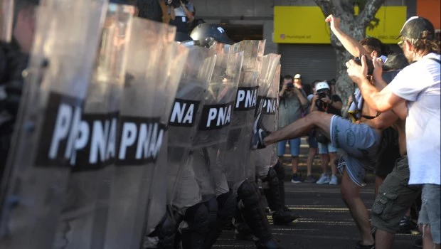 Incidentes frente al Congreso: la Gendarmería y la Prefectura desalojaron a manifestantes de la calle