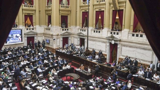 Tras un cuarto intermedio, se retoma al mediodía el tratamiento de la ley Bases en el Congreso