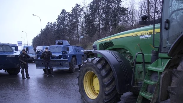 Francia anuncia más medidas para contener la ola de protestas de agricultores 