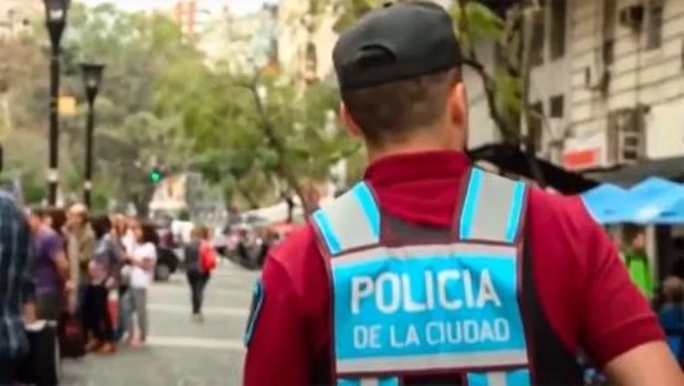 Detienen en Balvanera a tres personas que iban en un auto con celulares robados y un kilo de cocaína
