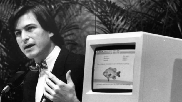 Steve Jobs, un osado joven de 28 años que usaba moño, presentó la PC Macintosh el 24 de enero de 1984.