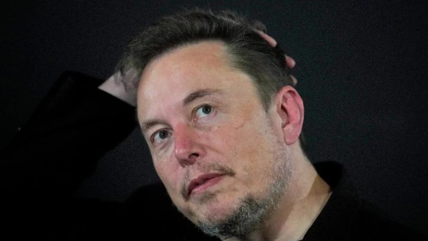 Elon Musk, propietario de Neuralink, empresa que hace años viene trabajando en el desarrollo de minúsculos artefactos conectados al cerebro humano.