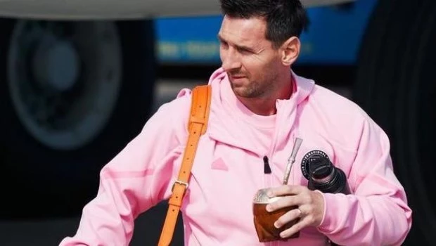 El campeón mundial Lionel Messi llegó hoy a Hong Kong para jugar el domingo próximo un partido amistoso con un seleccionado hongkonés.
