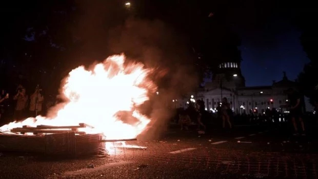 Tercera jornada consecutiva con choques entre policías y manifestantes fuera del Congreso: seis detenidos 