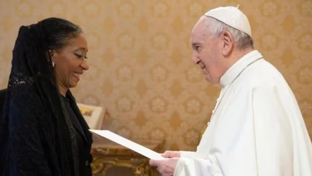 Francisco recibió a la saliente embajadora argentina en el Vaticano