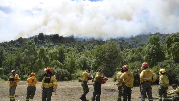 Advierten que el viento puede complicar la lucha contra el fuego en Los Alerces