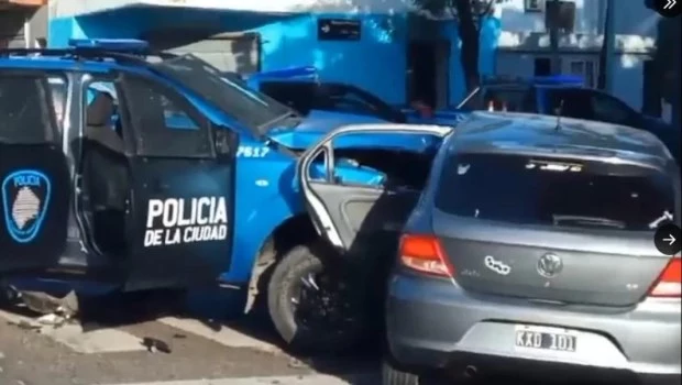 Diez heridos tras un choque entre un coche patrullero y otro vehículo en Barracas