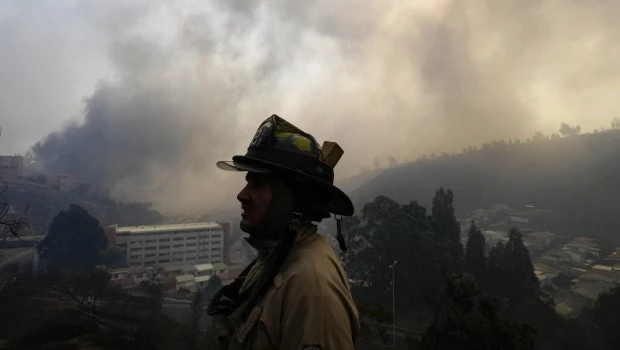 Suben a 64 los muertos por los incendios forestales en Chile