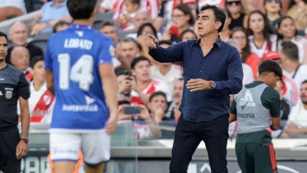 Durísima autocrítica del DT de Vélez tras la goleada ante River: "Es un resultado que da vergüenza"