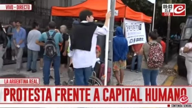 La "fila del hambre" concentra en Capital Humano y el Gobierno pide reclamar por "canales oficiales"