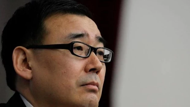 China condenó a muerte en suspenso a un escritor australiano de origen chino acusado de espionaje