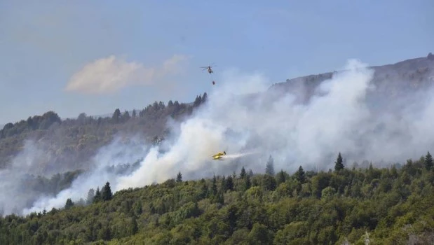 El incendio en el Parque Los Alerces avanza hacia Esquel y hay evacuados en la zona del Río Percy