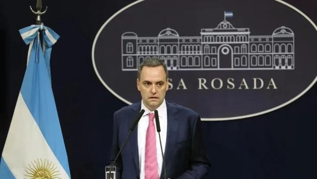 Adorni: "Que alguien pueda creer que yo cobro la AUH o un plan es ser imbécil"