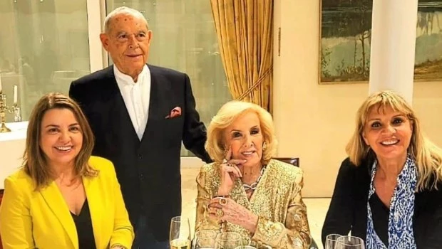 Recibida por Florencio Aldrey, Mirtha cenó junto a Claudia Álvarez Argüelles y Teté Coustarot.