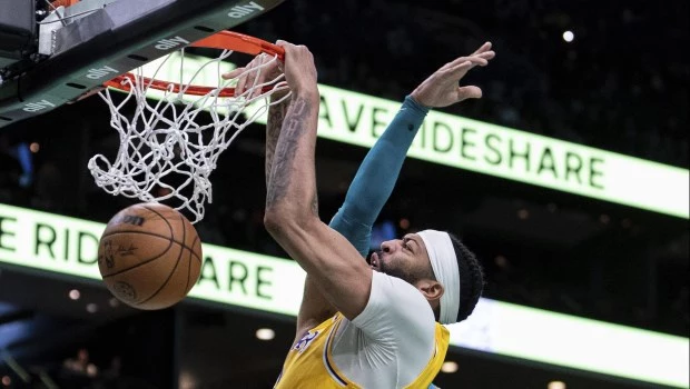 Anthony Davis logra el tercer triple-doble de su carrera para el tercer triunfo consecutivo de los Lakers