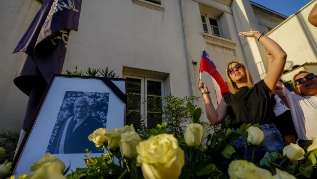 Los restos de Piñera llegan a Santiago y serán velados esta tarde en el ex Congreso chileno 