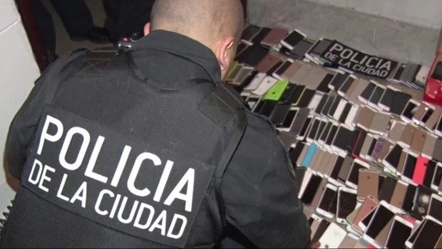 Secuestran mil celulares robados en siete locales del microcentro porteño y detienen a una persona