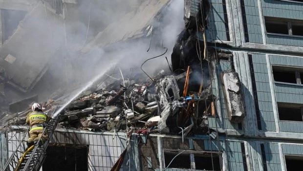 Al menos cinco muertos en ataques rusos contra Ucrania, que busca agilizar ingresos al Ejército