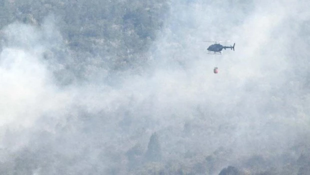La lluvia trajo alivio en el incendio en Los Alerces, pero rige una alerta por vientos intensos