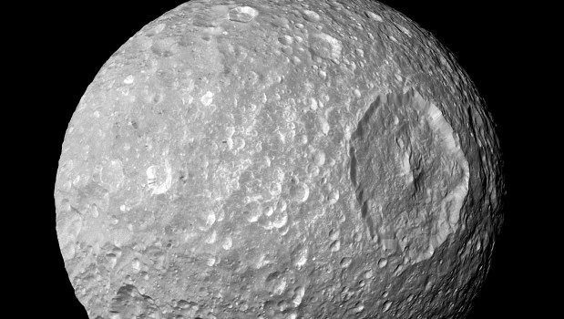 Una de las luna de Saturno tiene un gran y joven océano 