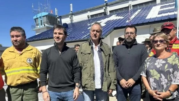 Scioli, junto al gobernador Ignacio Torres, la subsecretaria de Ambiente, Ana Lamas y el intendente local Matías Taccetta.