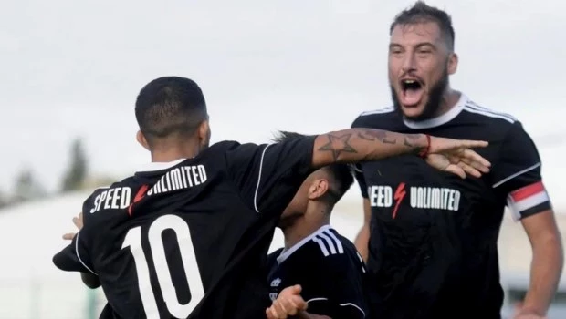 Un polémico penal le abrió el camino de la victoria a Riestra en la Copa Argentina