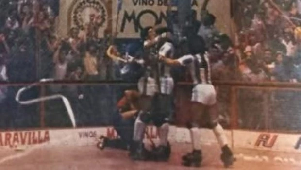 Los jugadores argentinos se funden en el festejo. En las tribunas, el público vibra.