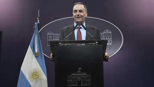 "El Presidente no evalúa ninguna renuncia", afirmó el vocero Adorni